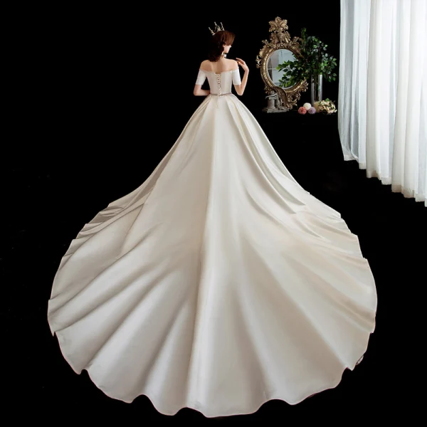 Schöne Ivory / Creme Satin Brautkleider / Hochzeitskleider 2020 A Linie Off Shoulder Kurze Ärmel Rückenfreies Perlenstickerei Stoffgürtel Kapelle-Schleppe