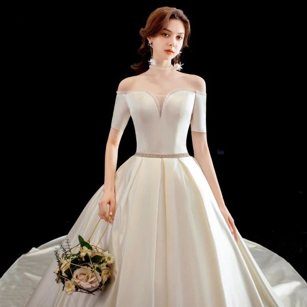 Schöne Ivory / Creme Satin Brautkleider / Hochzeitskleider 2020 A Linie Off Shoulder Kurze Ärmel Rückenfreies Perlenstickerei Stoffgürtel Kapelle-Schleppe