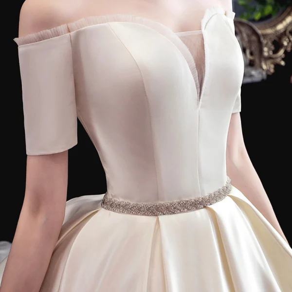Schöne Ivory / Creme Satin Brautkleider / Hochzeitskleider 2020 A Linie Off Shoulder Kurze Ärmel Rückenfreies Perlenstickerei Stoffgürtel Kapelle-Schleppe