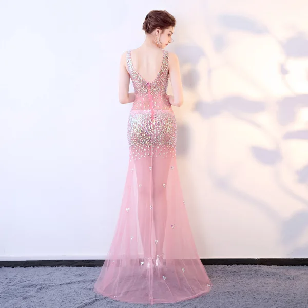 Sexy Pink Durchsichtige Abendkleider 2018 Meerjungfrau V-Ausschnitt Ärmellos Applikationen Pailletten Gespaltete Front Sweep / Pinsel Zug Rüschen Rückenfreies Festliche Kleider