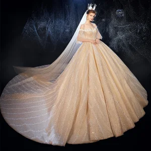 Lyx Champagne Bröllopsklänningar 2020 Balklänning Av Axeln Bell Ärmar 3 4 Ärm Halterneck Glittriga Glitter Tyll Appliqués Spets Rhinestone Cathedral Train Ruffle