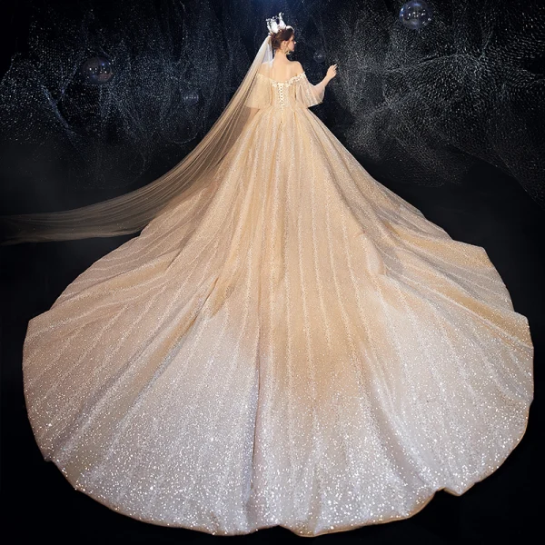 Lyx Champagne Bröllopsklänningar 2020 Balklänning Av Axeln Bell ärmar 3/4 ärm Halterneck Glittriga / Glitter Tyll Appliqués Spets Rhinestone Cathedral Train Ruffle