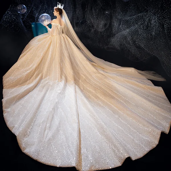 Lyx Champagne Bröllopsklänningar 2020 Balklänning Av Axeln Bell ärmar 3/4 ärm Halterneck Glittriga / Glitter Tyll Appliqués Spets Rhinestone Cathedral Train Ruffle
