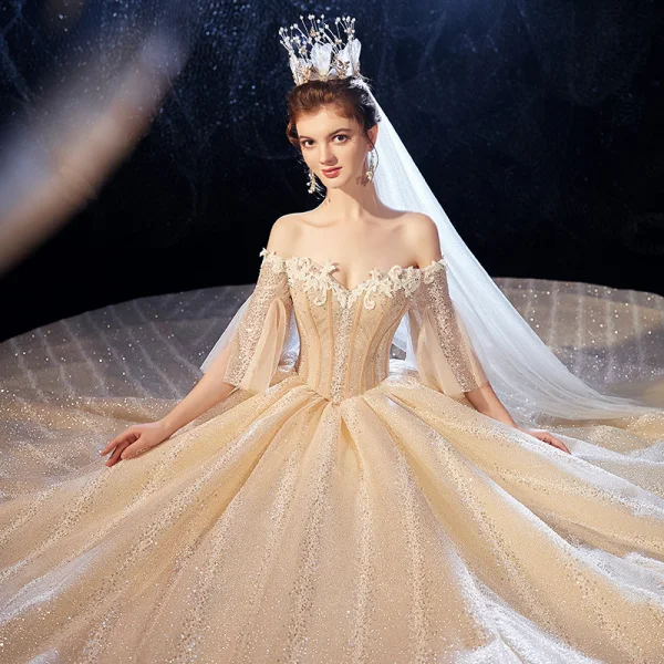 Lyx Champagne Bröllopsklänningar 2020 Balklänning Av Axeln Bell ärmar 3/4 ärm Halterneck Glittriga / Glitter Tyll Appliqués Spets Rhinestone Cathedral Train Ruffle