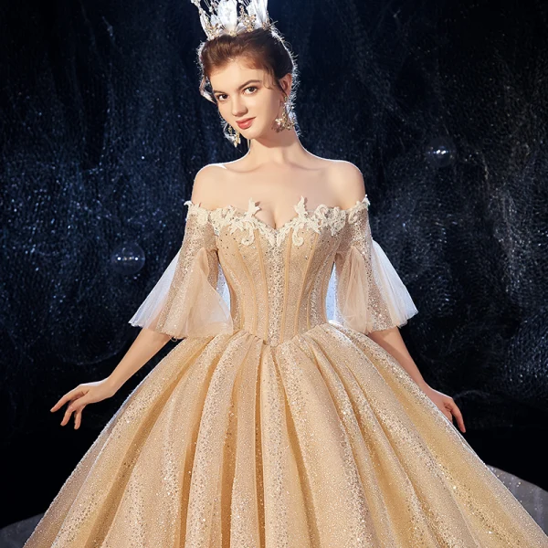 Lyx Champagne Bröllopsklänningar 2020 Balklänning Av Axeln Bell ärmar 3/4 ärm Halterneck Glittriga / Glitter Tyll Appliqués Spets Rhinestone Cathedral Train Ruffle