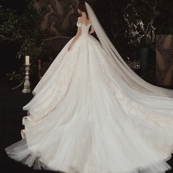 Lyx Champagne Bröllopsklänningar 2020 Balklänning Av Axeln Korta ärm Halterneck Glittriga / Glitter Tyll Appliqués Spets Beading Royal Train Ruffle