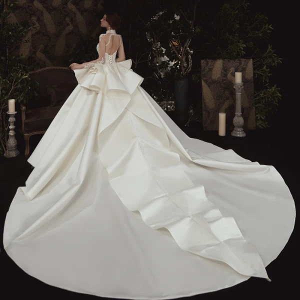 Vintage / Originale Transparentes Ivoire Satin Robe De Mariée 2020 Robe Boule Col Haut Manches Longues Dos Nu Appliques En Dentelle Fait main Perlage Royal Train Volants