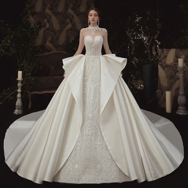 Vintage / Originale Transparentes Ivoire Satin Robe De Mariée 2020 Robe Boule Col Haut Manches Longues Dos Nu Appliques En Dentelle Fait main Perlage Royal Train Volants