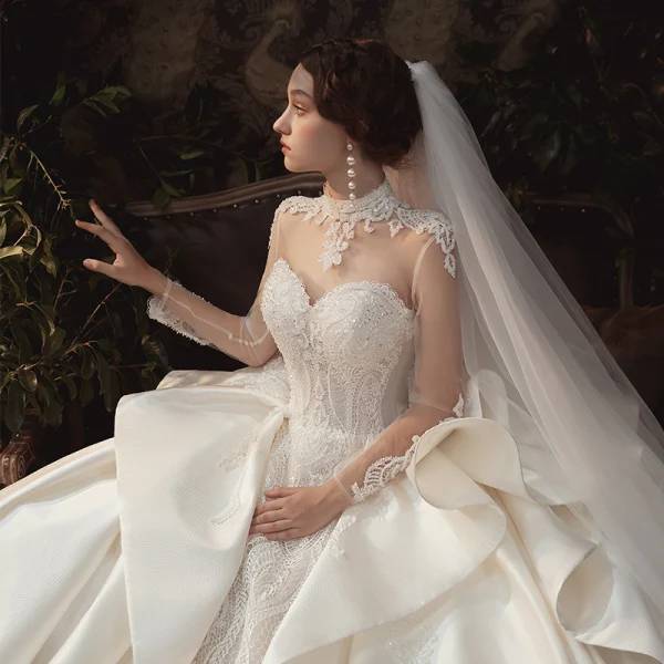 Vintage / Originale Transparentes Ivoire Satin Robe De Mariée 2020 Robe Boule Col Haut Manches Longues Dos Nu Appliques En Dentelle Fait main Perlage Royal Train Volants