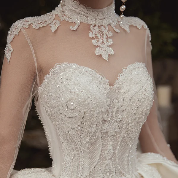 Vintage / Originale Transparentes Ivoire Satin Robe De Mariée 2020 Robe Boule Col Haut Manches Longues Dos Nu Appliques En Dentelle Fait main Perlage Royal Train Volants