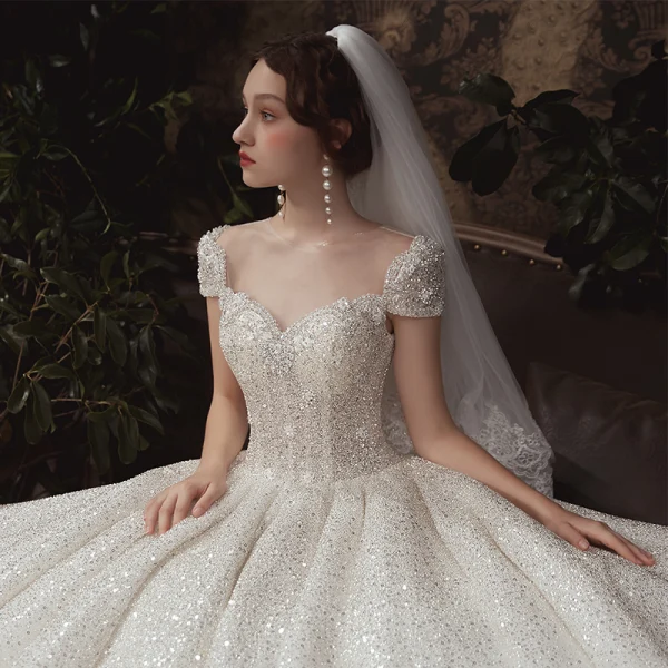 Luxus / Herrlich Ivory / Creme Garten / Im Freien Brautkleider / Hochzeitskleider 2020 A Linie Durchsichtige Rundhalsausschnitt Kurze Ärmel Rückenfreies Glanz Tülle Pailletten Perlenstickerei Sweep / Pinsel Zug Rüschen