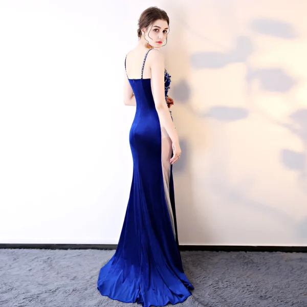 Sexy Bleu Roi Transparentes Robe De Soirée 2018 Gaine / Ajustement Sans Manches Bretelles Spaghetti Perlage Paillettes Train De Balayage Dos Nu Robe De Ceremonie