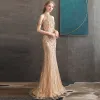 Wysokiej Klasy Złote Sukienki Wieczorowe 2020 Syrena / Rozkloszowane Wycięciem Bez Rękawów Frezowanie Długie Sukienki Wizytowe