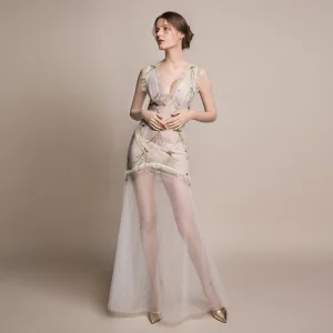 Sexy Ivoire Transparentes Été Robe De Soirée 2018 Gaine Ajustement V Cou Sans Manches Appliques Paillettes Faux Diamant Longue Volants Dos Nu Robe De Ceremonie