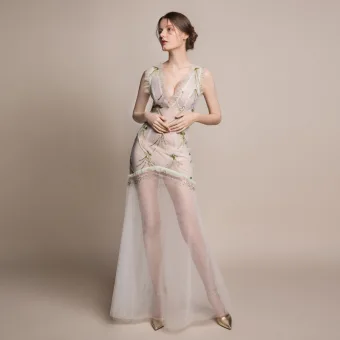Sexy Ivoire Transparentes Été Robe De Soirée 2018 Gaine Ajustement V Cou Sans Manches Appliques Paillettes Faux Diamant Longue Volants Dos Nu Robe De Ceremonie