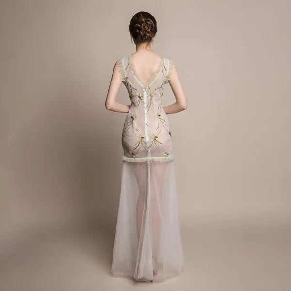 Sexy Ivoire Transparentes Été Robe De Soirée 2018 Gaine / Ajustement V-Cou Sans Manches Appliques Paillettes Faux Diamant Longue Volants Dos Nu Robe De Ceremonie