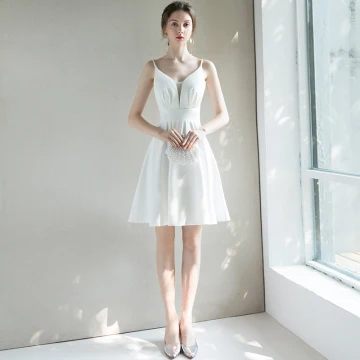 Abordable Blanche De Retour Robe De Graduation 2018 Princesse Sans Manches Bretelles Spaghetti Courte Volants Dos Nu Robe De Ceremonie