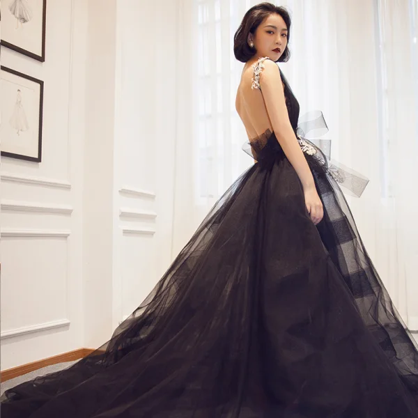 Sexy Noire Robe De Soirée 2018 Princesse V-Cou Sans Manches Appliques En Dentelle Noeud Tribunal Train Volants Dos Nu Robe De Ceremonie