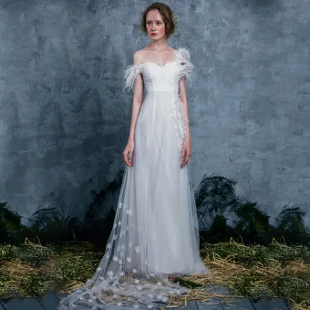 Moderne Mode Ivoire Été Robe De Mariée 2018 Empire Une Épaule Manches Courtes Dos Nu Appliques Fleur Plumes Volants Watteau Train