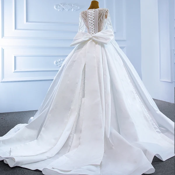 Luxe Blanche Satin La Mariée Robe De Mariée 2021 Robe Boule Transparentes Encolure Dégagée Manches Longues Dos Nu Perlage Paillettes Noeud Ceinture Tribunal Train