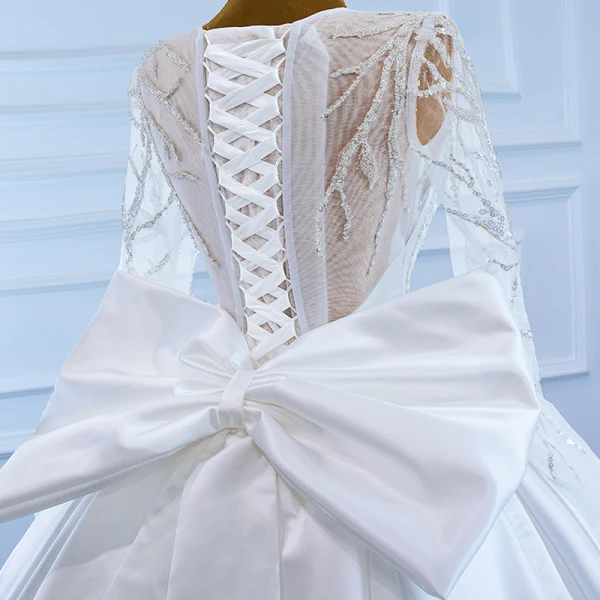 Luxe Blanche Satin La Mariée Robe De Mariée 2021 Robe Boule Transparentes Encolure Dégagée Manches Longues Dos Nu Perlage Paillettes Noeud Ceinture Tribunal Train