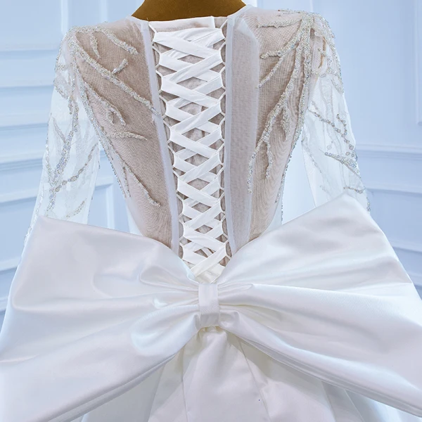 Luxe Blanche Satin La Mariée Robe De Mariée 2021 Robe Boule Transparentes Encolure Dégagée Manches Longues Dos Nu Perlage Paillettes Noeud Ceinture Tribunal Train
