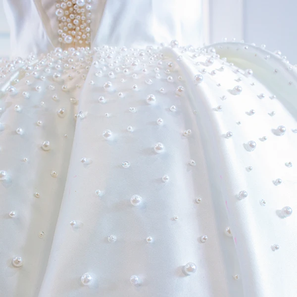 Luxury / Gorgeous White Satin Bridal Wedding Dresses 2021 Ball Gown See-through Off-The-Shoulder Deep V-Neck Short Sleeve Backless Handmade  Beading Pearl Chapel Train