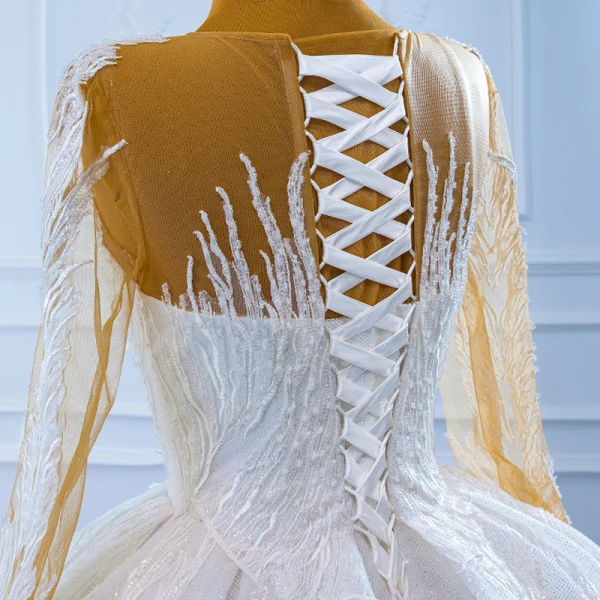 Charmant Blanche La Mariée Robe De Mariée 2021 Robe Boule Transparentes Encolure Dégagée Manches Longues Dos Nu Appliques En Dentelle Fait main Perlage Glitter Tulle