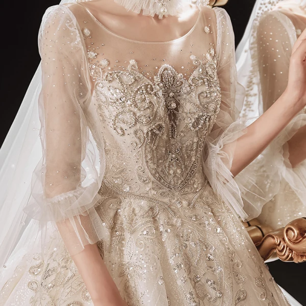 Luxus / Herrlich Champagner Durchsichtige Hochzeits Brautkleider / Hochzeitskleider 2021 Ballkleid Eckiger Ausschnitt Geschwollenes 1/2 Ärmel Rückenfreies Perlenstickerei Pailletten Glanz Tülle Kathedrale Schleppe Rüschen