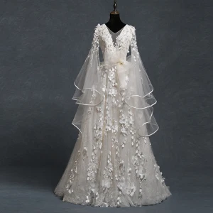 Moderne Mode Champagne Robe De Mariée 2018 Princesse V Cou Manches De Cloche Dos Nu Appliques En Dentelle Glitter Tulle Tribunal Train Volants