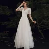 Prisvärd Vita Chiffong Trädgård / Utomhus Bröllopsklänningar 2021 Prinsessa V-Hals Pösigt Korta ärm Halterneck Långa Ruffle