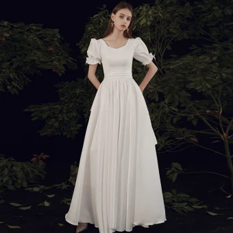 Abordable Ivoire Satin La Mariée Robe De Mariée 2021 Princesse Encolure Carrée Gonflée Manches Courtes Noeud Ceinture Longue Volants En Cascade