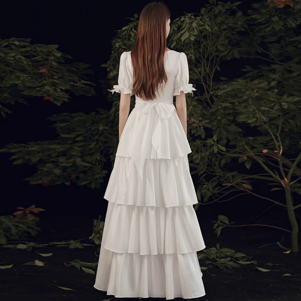 Abordable Ivoire Satin La Mariée Robe De Mariée 2021 Princesse Encolure Carrée Gonflée Manches Courtes Noeud Ceinture Longue Volants en Cascade