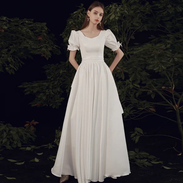 Abordable Ivoire Satin La Mariée Robe De Mariée 2021 Princesse Encolure Carrée Gonflée Manches Courtes Noeud Ceinture Longue Volants en Cascade