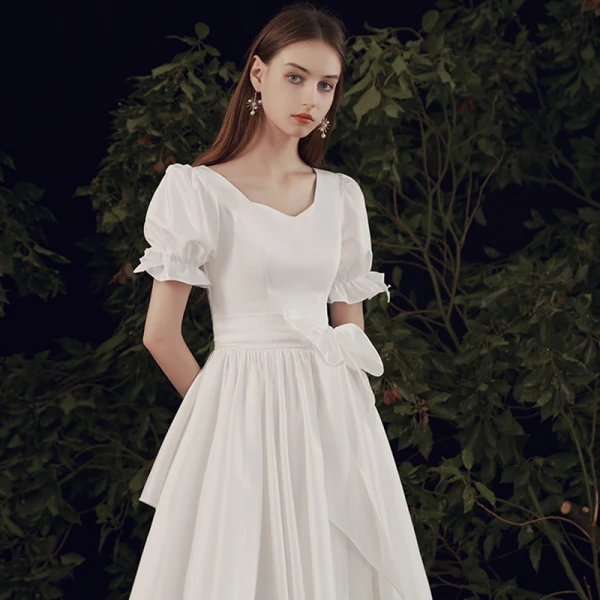 Abordable Ivoire Satin La Mariée Robe De Mariée 2021 Princesse Encolure Carrée Gonflée Manches Courtes Noeud Ceinture Longue Volants en Cascade