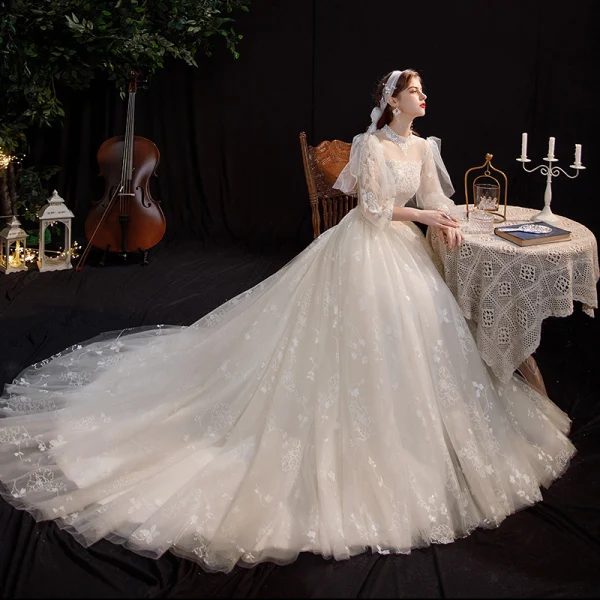 Viktorianischer Stil Champagner Garten / Im Freien Brautkleider / Hochzeitskleider 2021 A Linie Durchsichtige Stehkragen Geschwollenes 3/4 Ärmel Rückenfreies Applikationen Spitze Pailletten Sweep / Pinsel Zug Rüschen