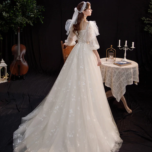 Viktorianischer Stil Champagner Garten / Im Freien Brautkleider / Hochzeitskleider 2021 A Linie Durchsichtige Stehkragen Geschwollenes 3/4 Ärmel Rückenfreies Applikationen Spitze Pailletten Sweep / Pinsel Zug Rüschen