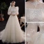 Viktorianischer Stil Champagner Garten / Im Freien Brautkleider / Hochzeitskleider 2021 A Linie Durchsichtige Stehkragen Geschwollenes 3/4 Ärmel Rückenfreies Applikationen Spitze Pailletten Sweep / Pinsel Zug Rüschen
