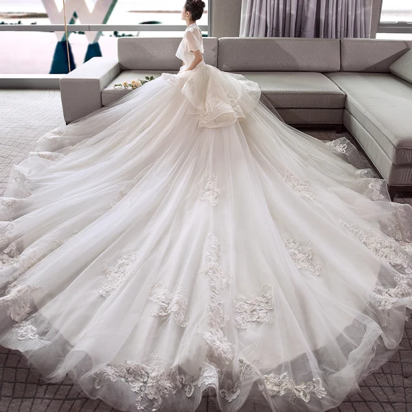 Chinesischer Stil Ivory / Creme Durchsichtige Brautkleider / Hochzeitskleider 2018 A Linie Stehkragen Kurze Ärmel Rückenfreies Applikationen Spitze Perlenstickerei Kathedrale Schleppe Rüschen