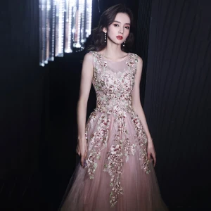 Blomsterfe Rødmende Rosa Blomster Ballkjoler Prinsesse 2021 Scoop Halsen Uten Ermer Appliques Blonder Beading Lange Buste Formelle Kjoler