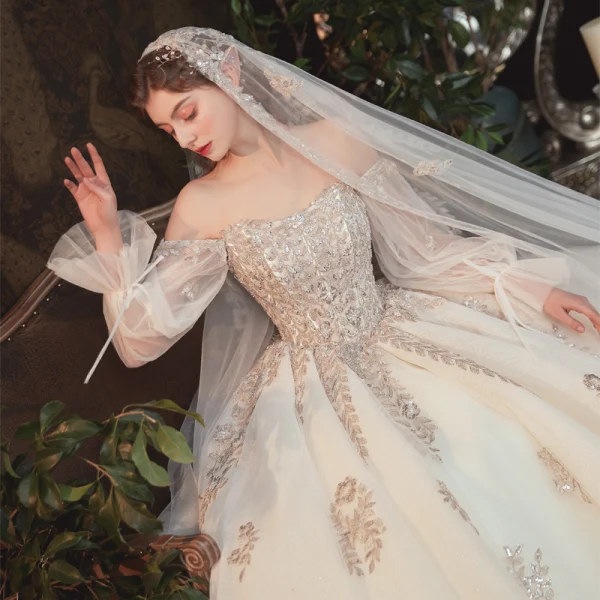 Luxus / Herrlich Champagner Hochzeits Brautkleider / Hochzeitskleider 2021 Ballkleid Off Shoulder Geschwollenes Lange Ärmel Rückenfreies Applikationen Spitze Perlenstickerei Pailletten Glanz Tülle Kathedrale Schleppe Rüschen