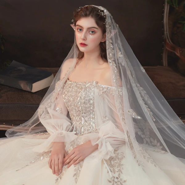 Luxus / Herrlich Champagner Hochzeits Brautkleider / Hochzeitskleider 2021 Ballkleid Off Shoulder Geschwollenes Lange Ärmel Rückenfreies Applikationen Spitze Perlenstickerei Pailletten Glanz Tülle Kathedrale Schleppe Rüschen