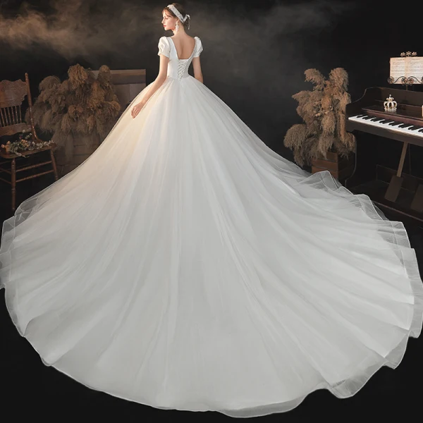 Vintage Champagner Hochzeits Brautkleider / Hochzeitskleider 2021 Ballkleid V-Ausschnitt Geschwollenes Kurze Ärmel Rückenfreies Perlenstickerei Kathedrale Schleppe Rüschen