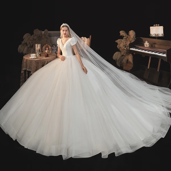 Vintage Champagner Hochzeits Brautkleider / Hochzeitskleider 2021 Ballkleid V-Ausschnitt Geschwollenes Kurze Ärmel Rückenfreies Perlenstickerei Kathedrale Schleppe Rüschen