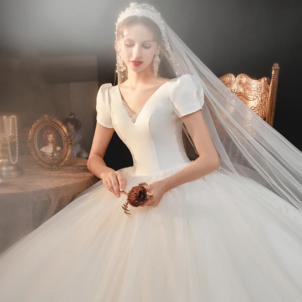 Vintage Champagner Hochzeits Brautkleider / Hochzeitskleider 2021 Ballkleid V-Ausschnitt Geschwollenes Kurze Ärmel Rückenfreies Perlenstickerei Kathedrale Schleppe Rüschen