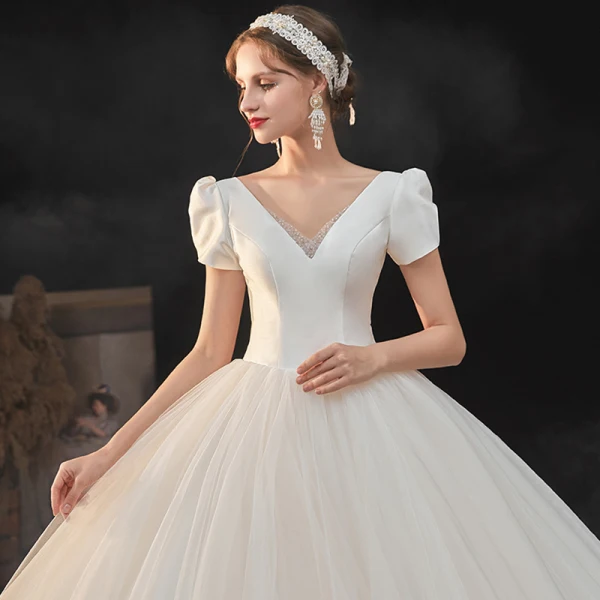Vintage Champagner Hochzeits Brautkleider / Hochzeitskleider 2021 Ballkleid V-Ausschnitt Geschwollenes Kurze Ärmel Rückenfreies Perlenstickerei Kathedrale Schleppe Rüschen