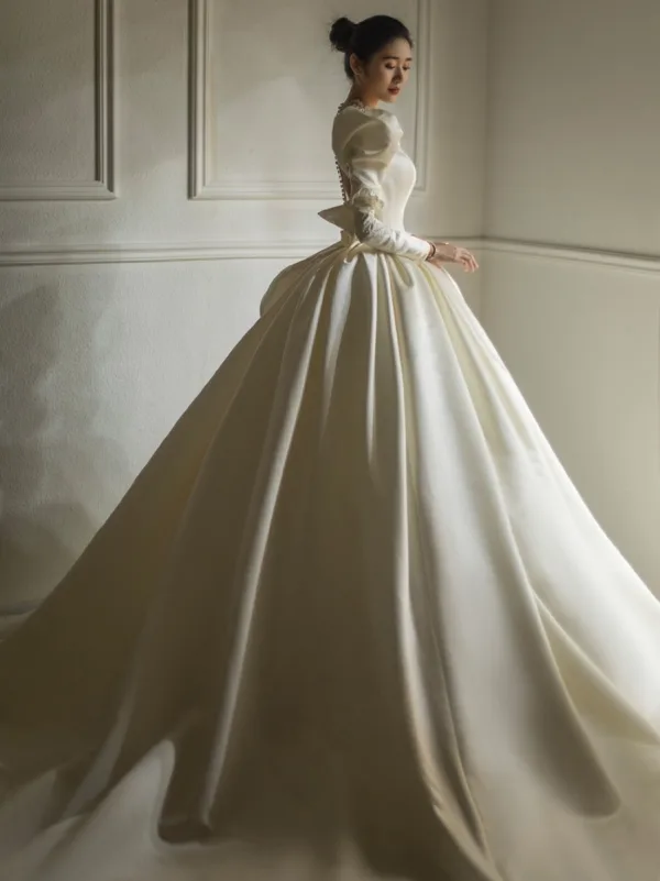 Vintage / Originale Ivoire Satin La Mariée Robe De Mariée 2021 Robe Boule Transparentes Col Haut Gonflée Manches Longues Dos Nu Perlage Perle Cathedral Train Volants