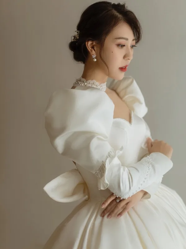 Vintage / Originale Ivoire Satin La Mariée Robe De Mariée 2021 Robe Boule Transparentes Col Haut Gonflée Manches Longues Dos Nu Perlage Perle Cathedral Train Volants