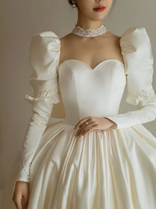 Vintage / Originale Ivoire Satin La Mariée Robe De Mariée 2021 Robe Boule Transparentes Col Haut Gonflée Manches Longues Dos Nu Perlage Perle Cathedral Train Volants