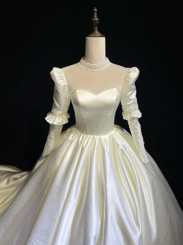 Vintage / Originale Ivoire Satin La Mariée Robe De Mariée 2021 Robe Boule Transparentes Col Haut Gonflée Manches Longues Dos Nu Perlage Perle Cathedral Train Volants